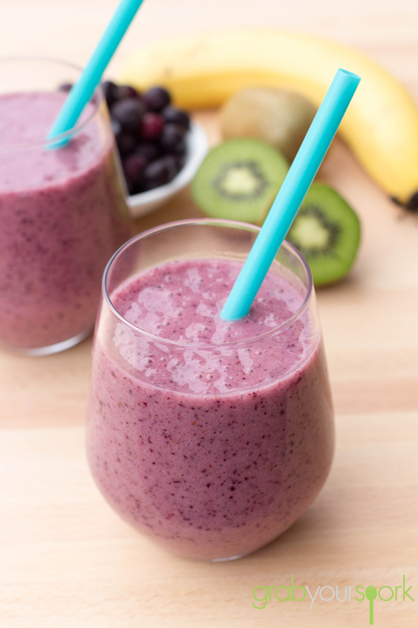 Healthy Purple Smoothie - Grab Your Spork | grabyourspork.com